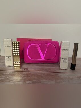 Limited Edition Valentino Hot Pink V Logo Lipstick Gift Set - 123R